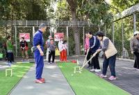 168娱乐网：喜迎重阳佳节，石景山老人玩起“古代高尔夫”
