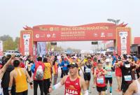 168B京娱乐：北京马拉松鸣枪开跑，三万跑者齐出发