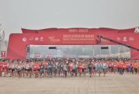 168B京娱乐：2023年北京马拉松鸣枪起跑，3万余名选手同场竞技