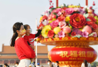 天安门广场国庆盛典：巨型花篮与华美花坛共祝“祖国生日快乐”