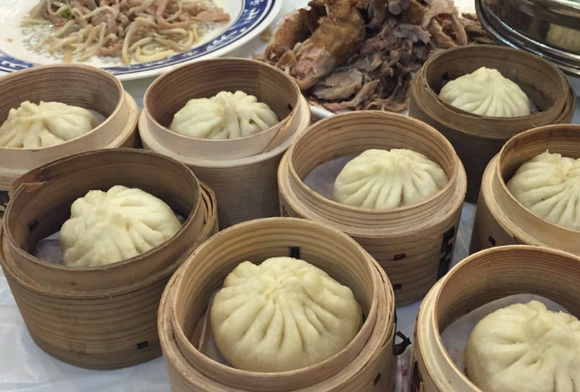 北京烤鸭:吃了必后悔系列：中国四大地标性美食北京烤鸭，北京烤鸭上榜，坑你没道理