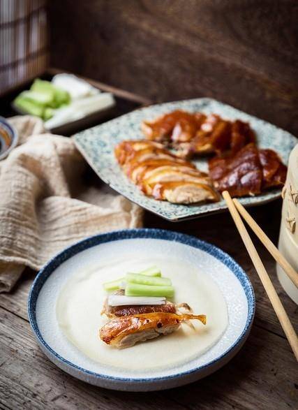 北京烤鸭:北京烤鸭北京烤鸭，味蕾下的美食传承