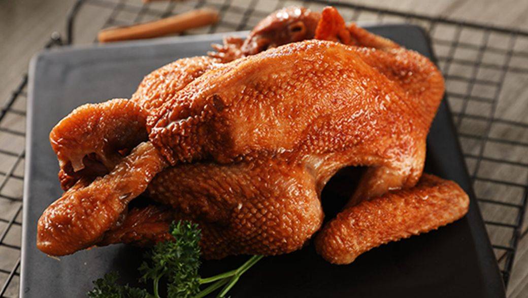 北京烤鸭:道口烧鸡与北京烤鸭、金华火腿齐名北京烤鸭，被誉为“天下第一鸡”