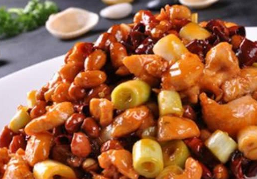 北京烤鸭:中国5大传统名菜北京烤鸭，北京烤鸭只能垫底，第一名是它连老外都服气