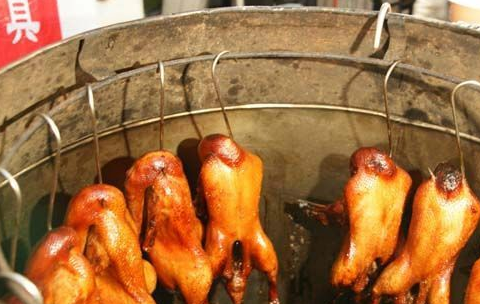 北京烤鸭:国内最有名的4大特色菜北京烤鸭，北京烤鸭上榜，第一名因“臭”而闻名！