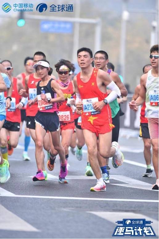 北京马拉松:北京马拉松圆满落幕 诸多跑者打卡5G+AI短视频采集点