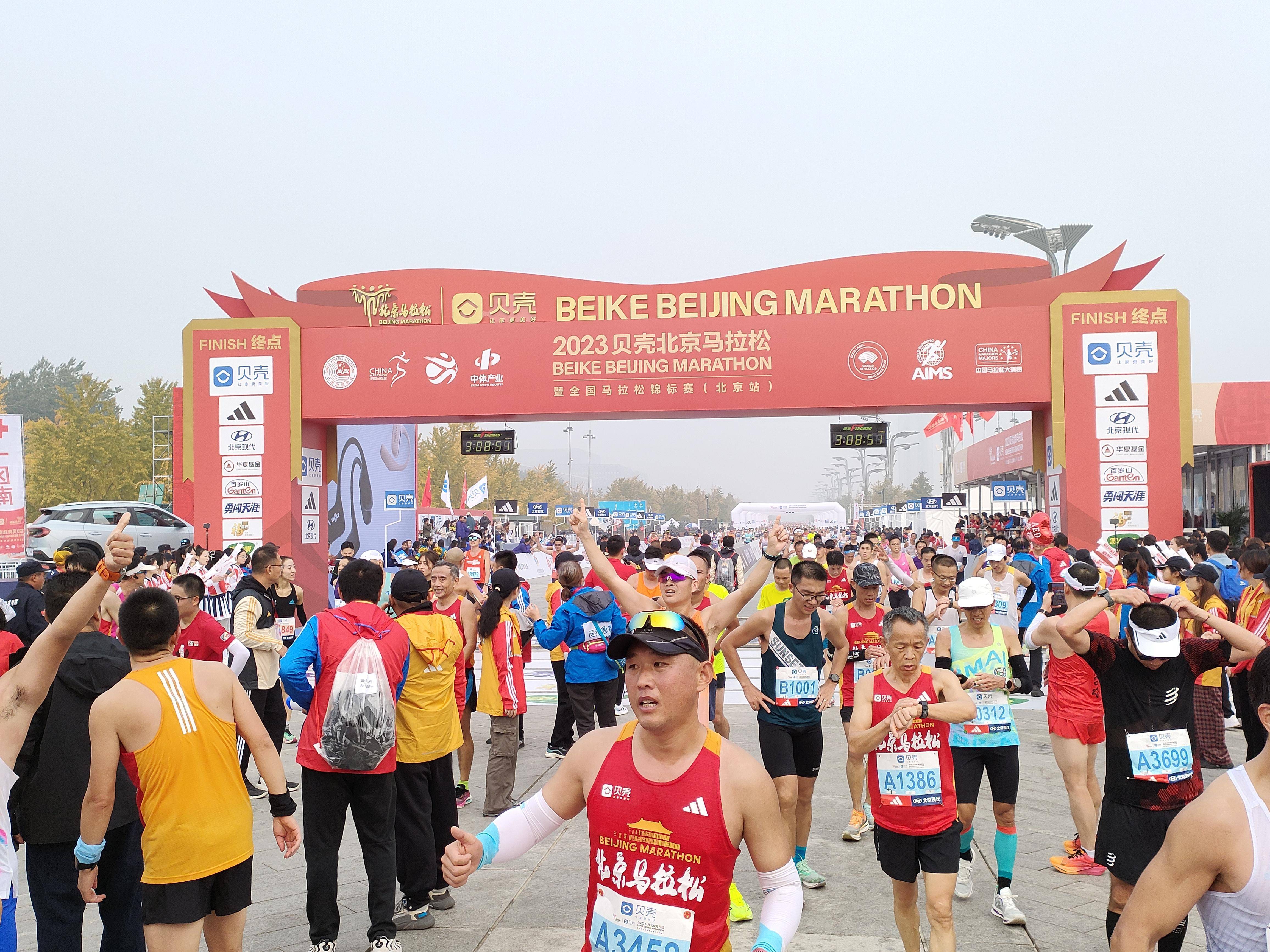 北京马拉松:北京马拉松鸣枪开跑北京马拉松，三万跑者齐出发
