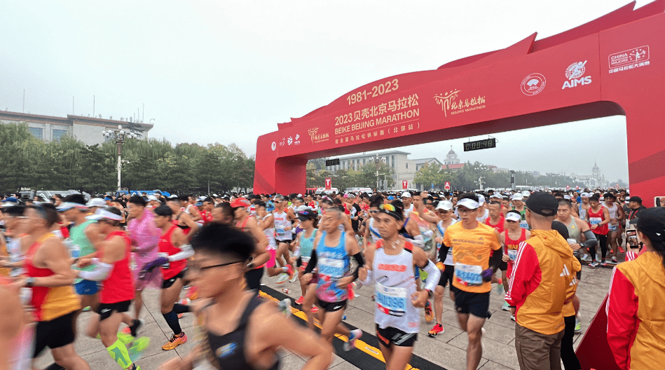 北京马拉松:2402人北京马拉松！北京马拉松“破三”选手人数创造新纪录