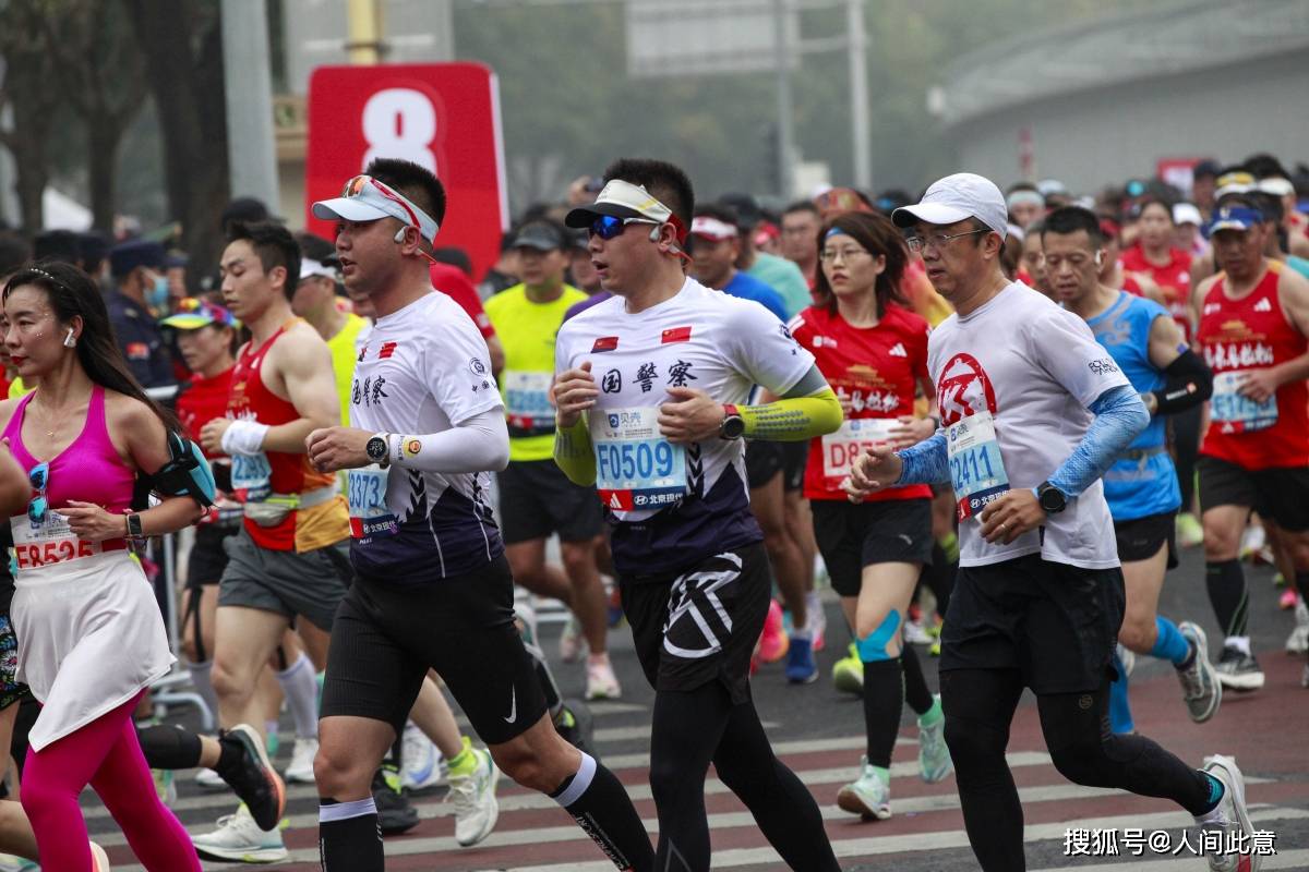 北京马拉松:在近20000名跑友的见证下北京马拉松，北京马拉松“破三”选手，人数创造了一项新的纪录