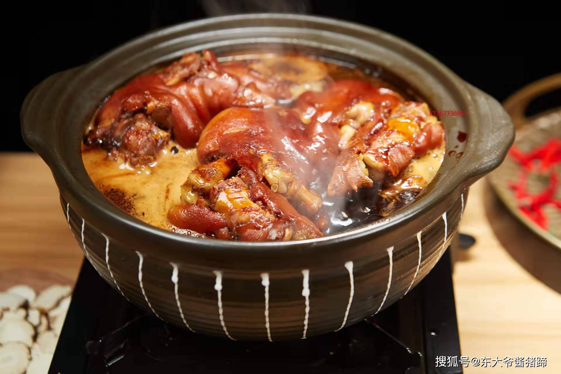 老北京:东大爷老北京酱猪蹄熟练的技巧制作完美的猪蹄