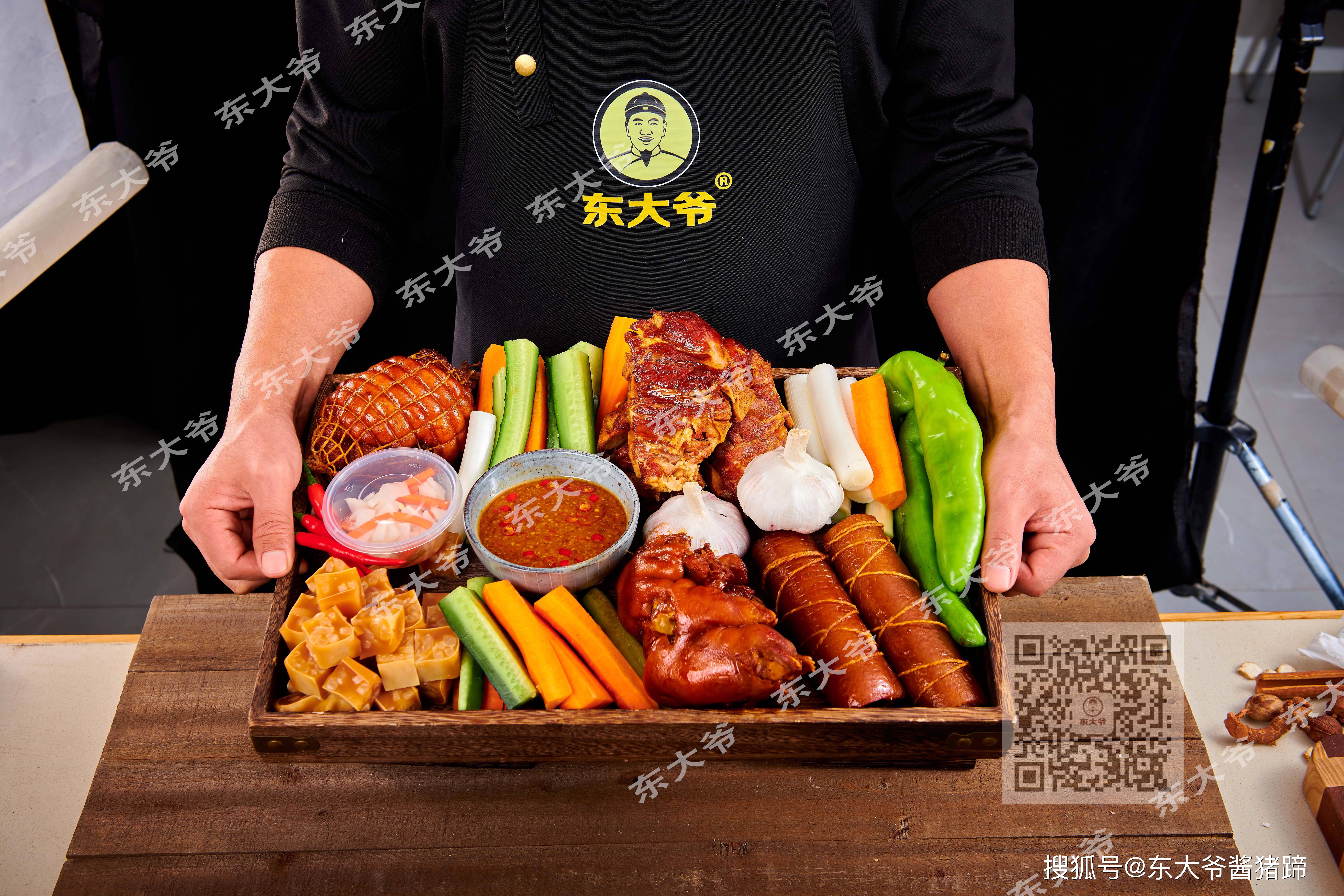 老北京:东大爷老北京酱猪蹄的猪皮卷烹饪艺术之美