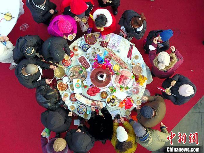 美食:长春举办冰雪火锅文化节 市民“围炉”品美食