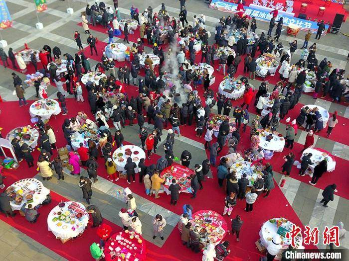 美食:长春举办冰雪火锅文化节 市民“围炉”品美食