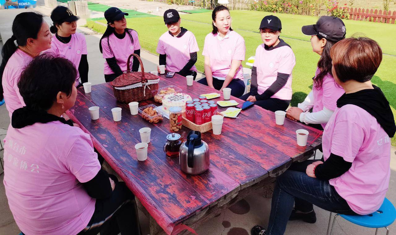 高尔夫:烟台市女企业家协会“巾帼”高尔夫球队激情开杆