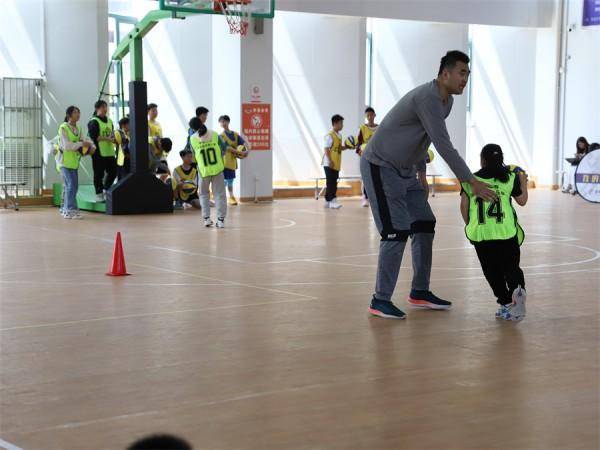 CBA:CBA球员进校园 点亮少年篮球梦——篮球志愿者服务活动走进天长市千秋小学
