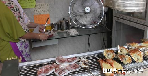 美食:香港的美食还真不贵美食，20厘米长的一只烤虾才卖10元，太划算了！