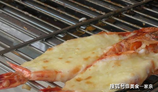 美食:香港的美食还真不贵美食，20厘米长的一只烤虾才卖10元，太划算了！